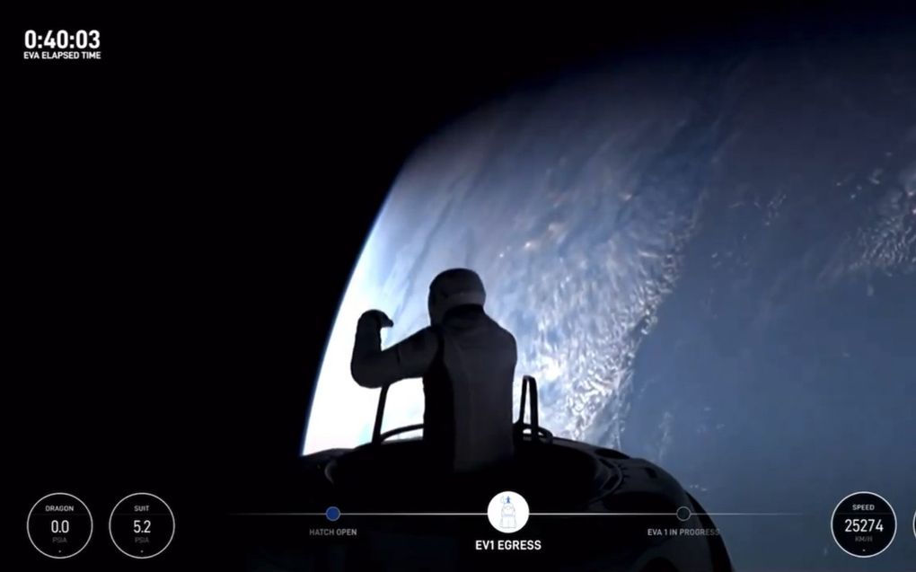 De Amerikaanse millionair Jared Isaacman kijkt vanuit de ruimtecapsule, op 1400 kilometer hoogte, naar de aarde. beeld SpaceX