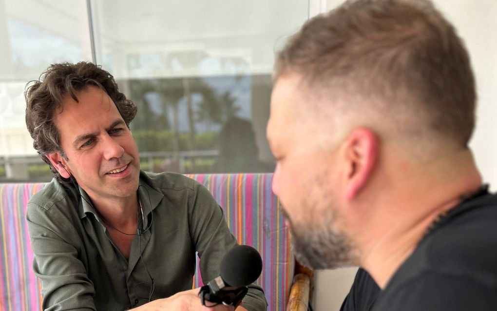 Richard Groenenboom in gesprek met Oscar, vertegenwoordiger van de partnerorganisatie van SDOK in Colombia. beeld SDOK, Richard Groenenboom