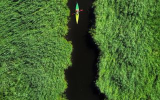 De Achterkrant is voor een fotowedstrijd op zoek naar zomerse actieplaatjes. De eerste inzending: twee kanoërs in het Overijsselse Belt-Schutsloot, vastgelegd door Bernd Mones. beeld DutchDroneBird