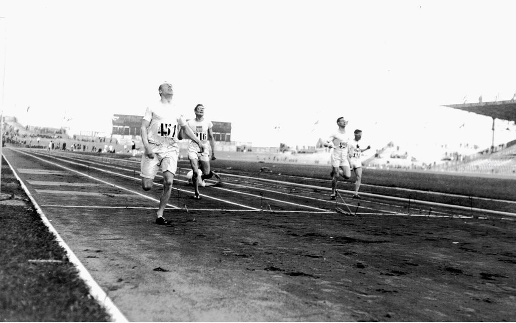 Eric Liddell (links): „Ik loop de eerste 200 meter zo hard ik kan en met Gods hulp ren ik de tweede 200 meter nog harder.” beeld ANP, Evangelical Press