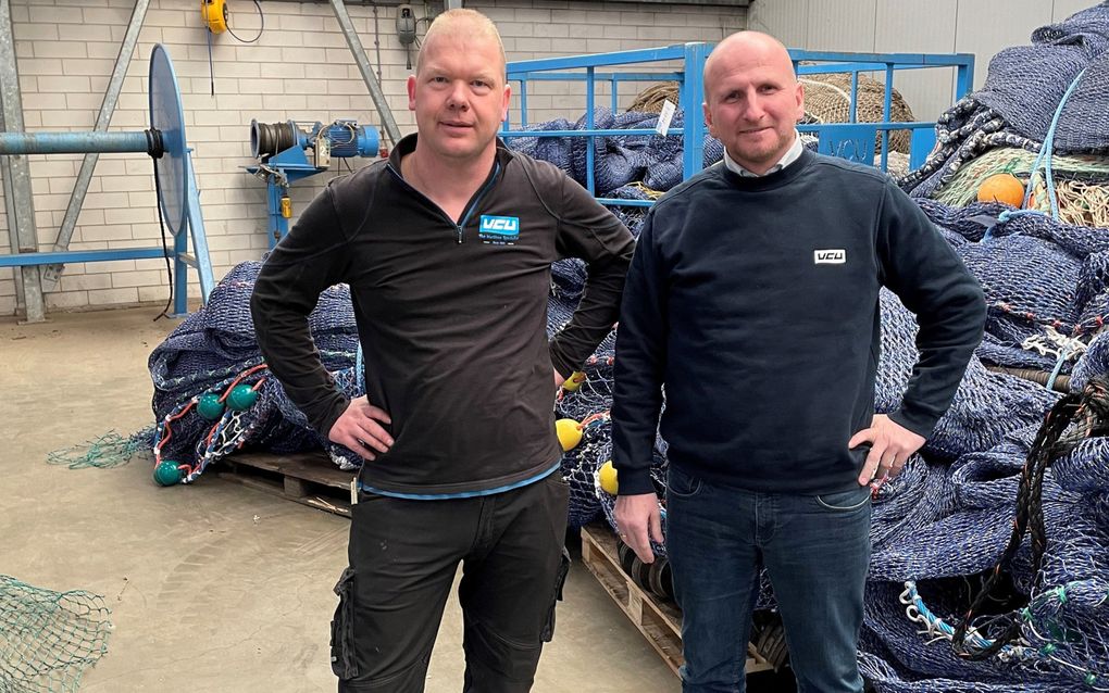 Maritiem toeleverancier VCU in Urk maakt en repareert netten. Restanten gaan naar Oekraïne, waar de netten dienen als camouflage en het tegenhouden van drones. Foto: manager Albert Hartman (r.) en nettenmaker Jacob van Veen. beeld VCU