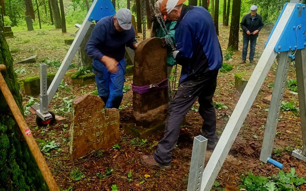 In vier dagen tijd heeft een groepje Nederlanders een Joodse begraafplaats in Litouwen opgeknapt. in het dorpje Vilkija, niet ver van Kaunas. beeld Stichting Boete en Verzoening