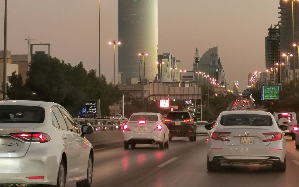 De spiksplinternieuwe, ruim 300 meter hoge Koninkrijkstoren in Riyad. beeld Bram van de Woestijne