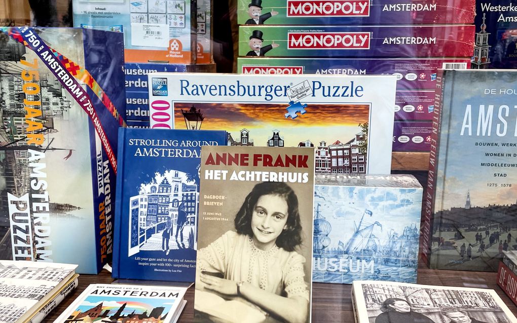 Etalage van boekhandel met in het midden het boek ”Het Achterhuis” van Anne Frank, met een portret van haar op de voorkant.