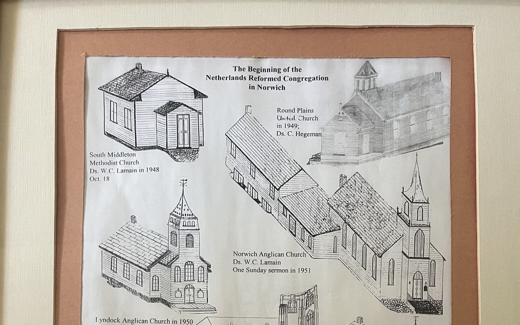 Vel papier met kerkgebouwen erop getekend.