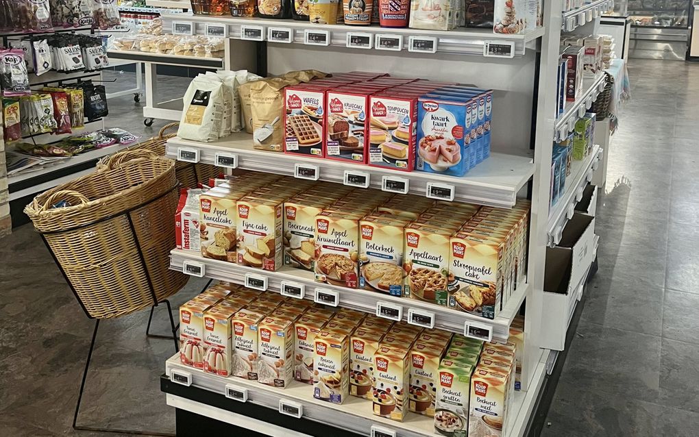 Schappen in een winkel met typische Nederlandse producten, zoals Van Gilse stroop.