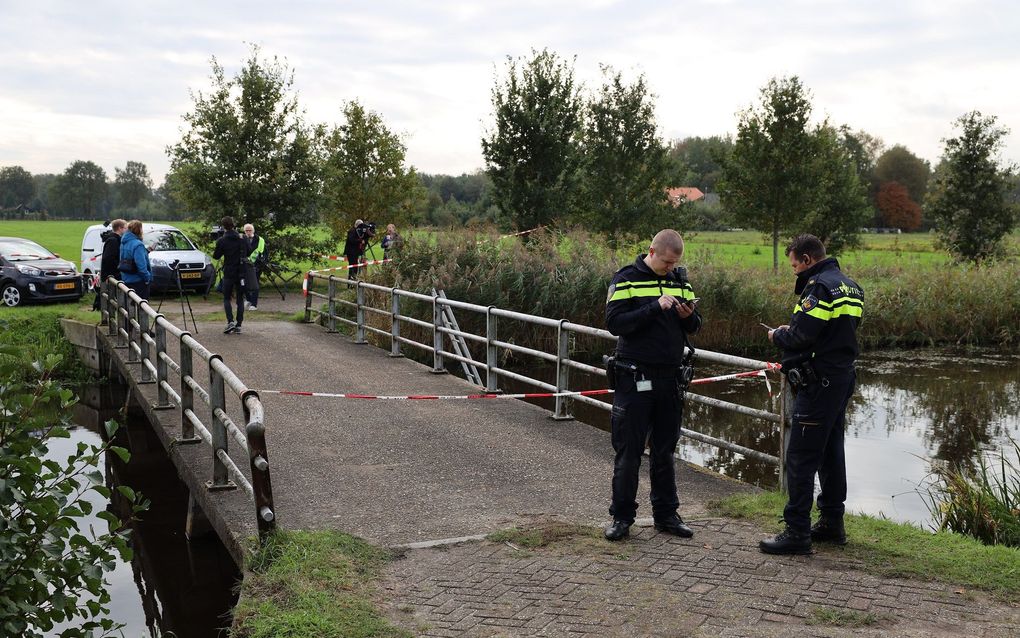 Afzettingen bij de boerderij aan de Buitenhuizerweg in Ruinerwold, waar zes mensen al jaren in de kelder woonden en wachten op het einde der tijden. beeld ANP