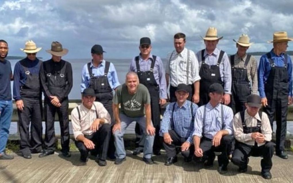 Een groep pioniers van de mennonieten in Suriname. Zesde van links is hun vertegenwoordiger Ruud Soeverein. beeld Terra Invest