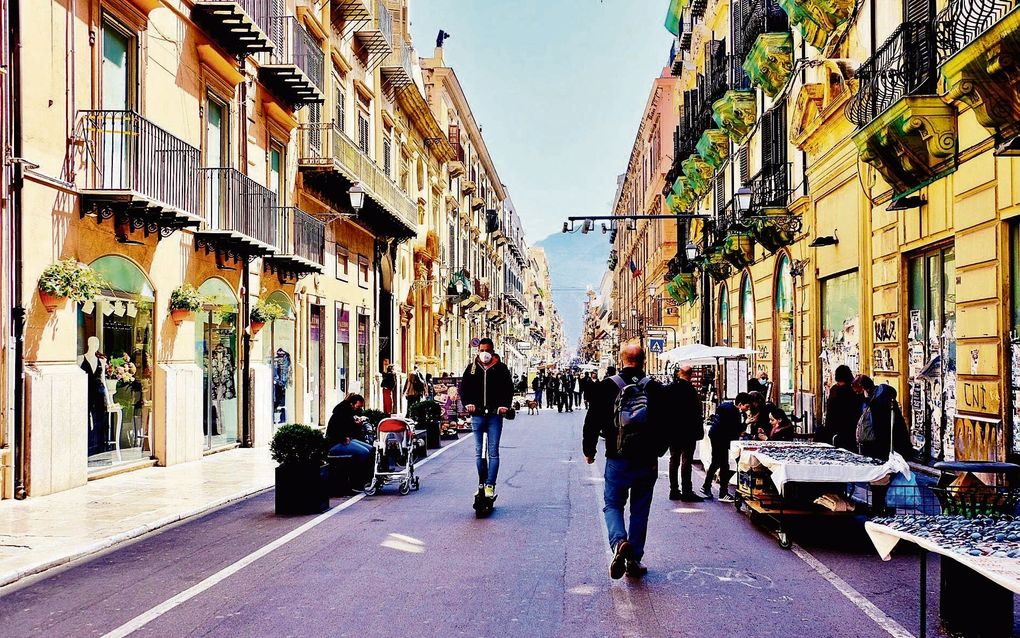 Straatbeeld in de Siciliaanse hoofdstad Palermo, deze week. Het Italiaanse eiland Sicilië wist een harde lockdown tot nog toe te voorkomen door te knoeien met coronacijfers. beeld EPA, Giovanni Franco