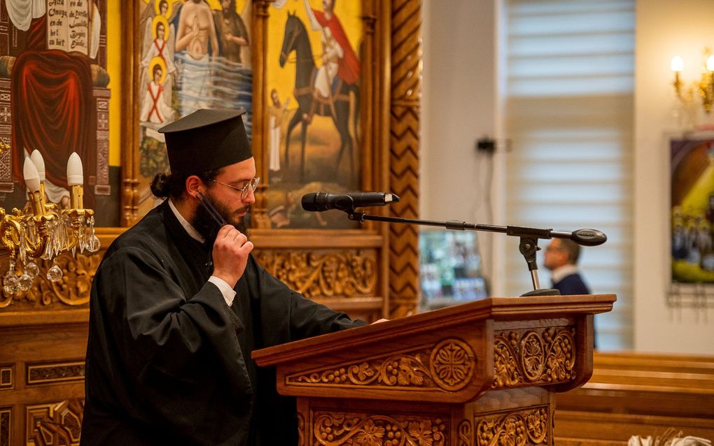 Priester Antonios Tarlizos zingt Psalm 1 in de nieuwe vertaling. De kenner van de Byzantijnse zangtraditie schreef zelf de melodie. Orthodoxen zingen de psalmen onberijmd. beeld NBG/Willem Jan de Bruin