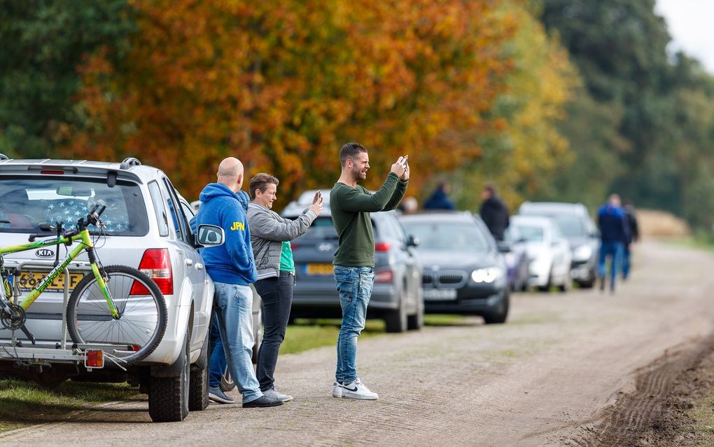 Belangstellenden bij de boerderij aan de Buitenhuizerweg in Ruinerwold. beeld ANP