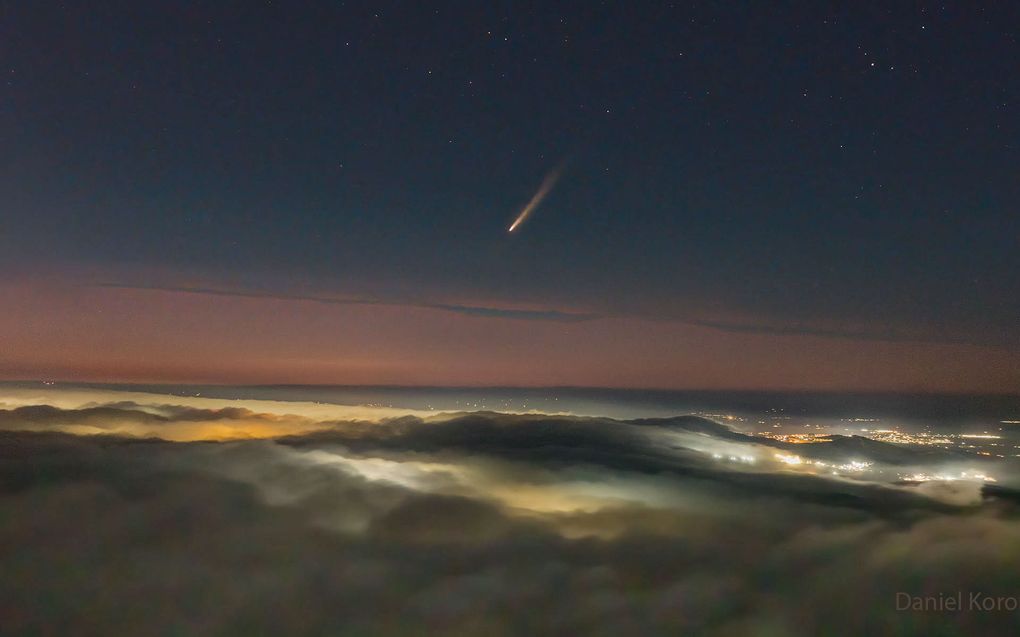 De Mexicaanse astrofotograaf Daniel Korona maakte met zijn drone een foto van komeet Tsuchinshan-Atlas boven de wolken. beeld NASA, Daniel Korona