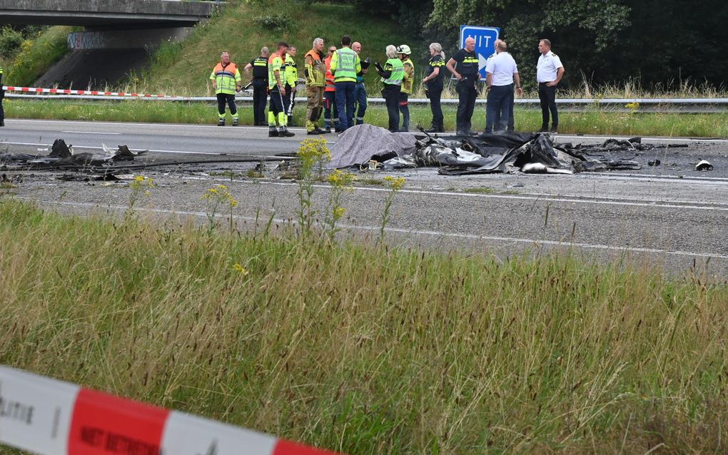 RUCPHEN - Brokstukken op de A58 van een neergestort vliegtuig. De snelweg is afgesloten in de richting van Roosendaal. ANP PERRY ROOVERS