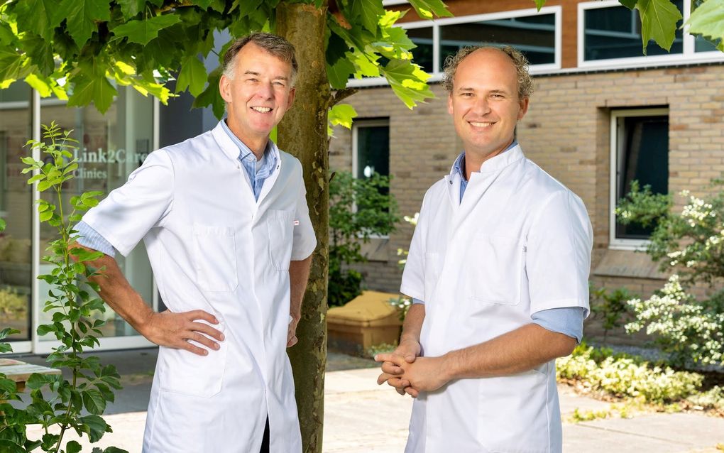 Dr. Wilbert Boek (l.) en dr. Hubert Faber van hoofdpijnkliniek Revive in Bilthoven. beeld Revive