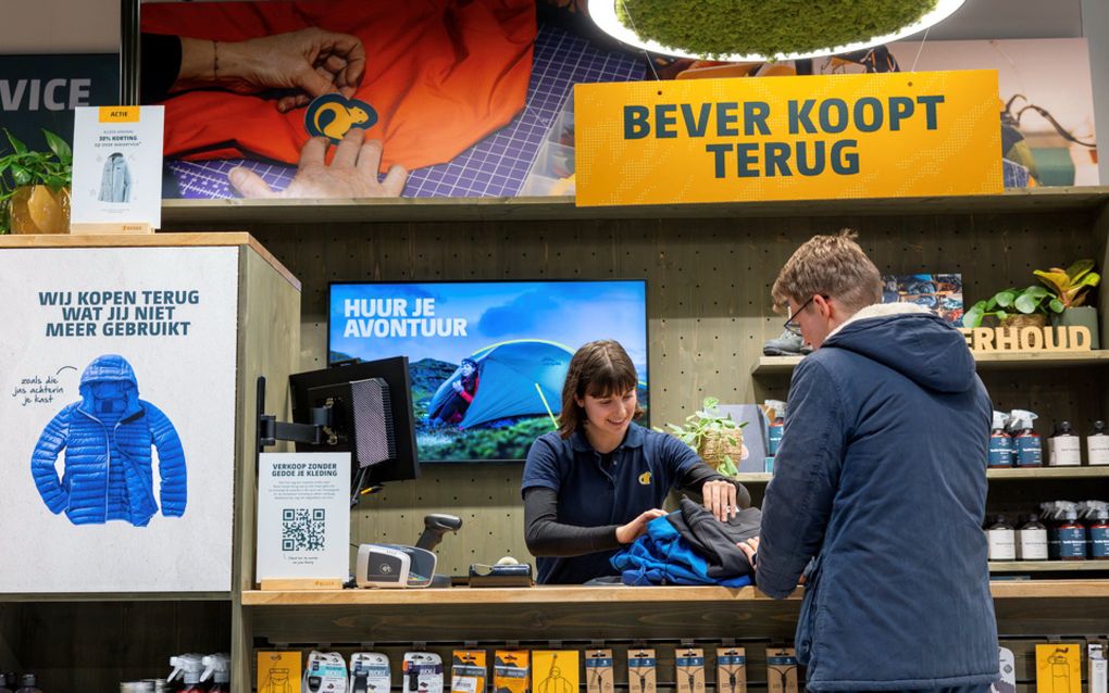 Consumenten kunnen hun buitenkleding laten terugkopen bij alle 43 Beverwinkels. De kleding wordt gekeurd, gewassen en vervolgens verkocht als tweedehands. beeld Bever