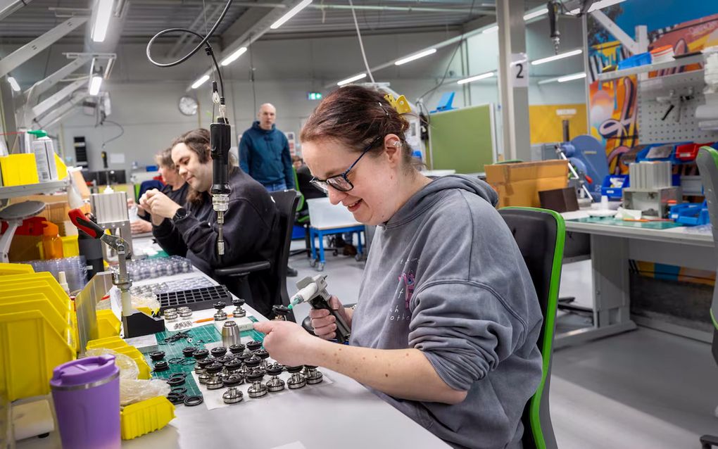 Chantal Nowee, die geboren is met een hersenbeschadiging, zet bij werkontwikkelbedrijf Werkse! in Den Hoorn reinigingsonderdelen voor melkmachines in elkaar. „Sinds januari houd ik elke maand 23 euro minder over.” beeld Werry Crone