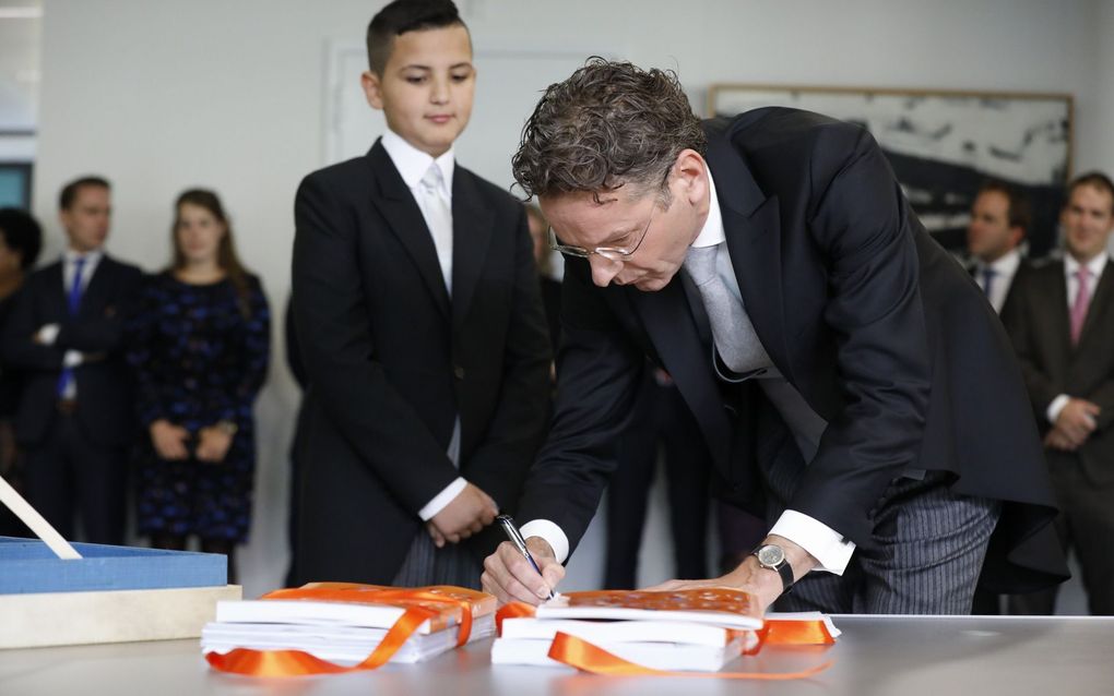 Minister Dijsselbloem van Financiën ondertekent  de stukken met de rijksbegroting en miljoenennota voor in het koffertje. beeld ANP