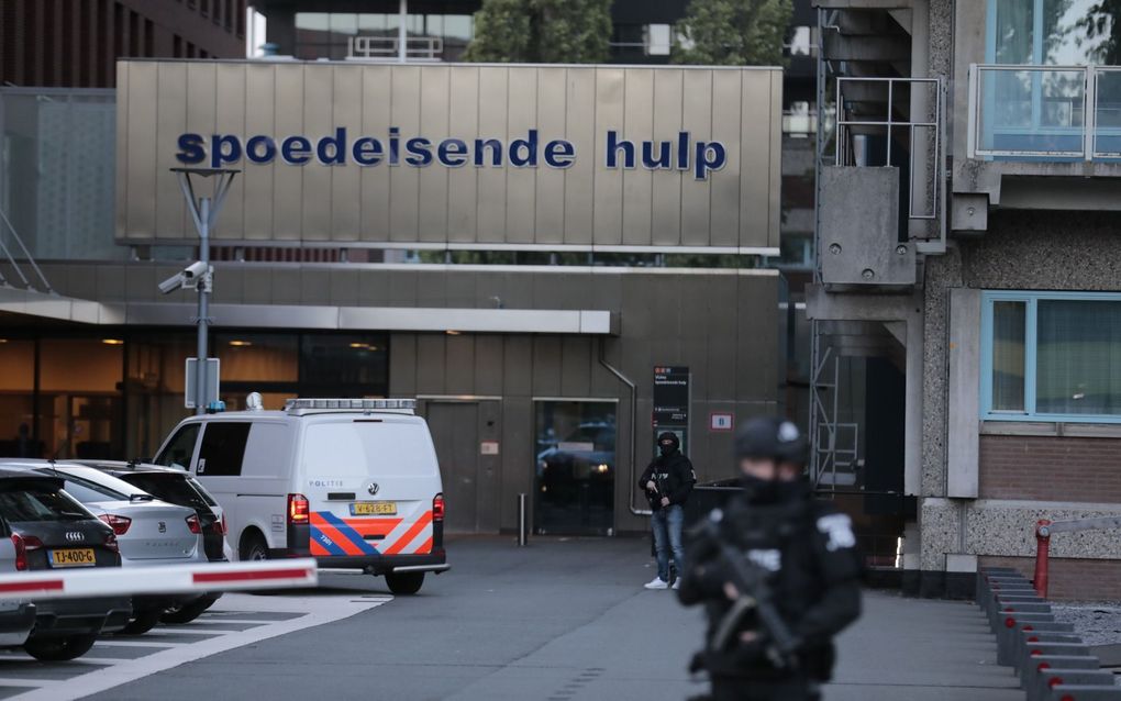 Bij het VU Medisch Centrum in Amsterdam staat zwaarbewapende politie. Bij een schietpartij in de Lange Leidsedwarsstraat is misdaadverslaggever Peter R. de Vries zwaargewond geraakt. beeld ANP, LAURENS BOSCH