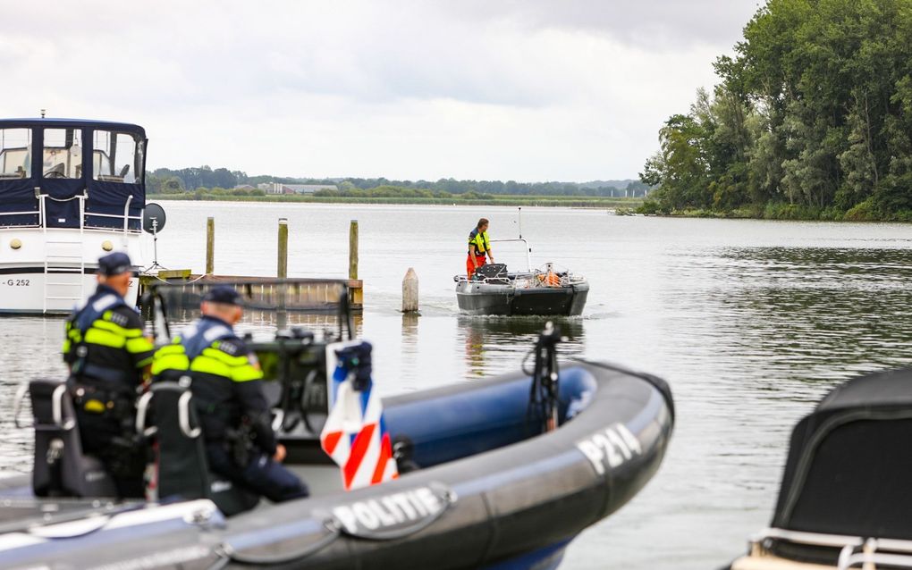 Politie wordt ingezet op het Veluwemeer tijdens een zoekactie. Hulpdiensten zijn druk bezig met het bergen van een lichaam van de vermiste Duitse vader die zojuist is aangetroffen. Een politieboot brengt het lichaam naar de haven bij het Aquacentrum. beeld ANP, News United