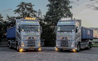 Man snijdt met een snijbrander in een enorme metalen pijp