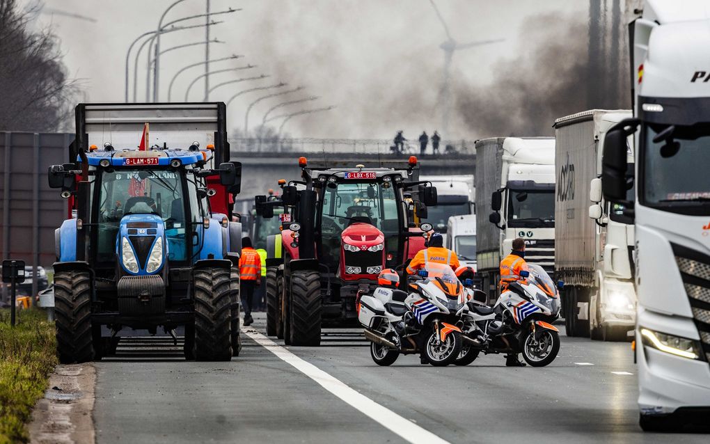 Boeren op de snelweg bij Hazeldonk. beeld ANP, Jeffrey Groeneweg