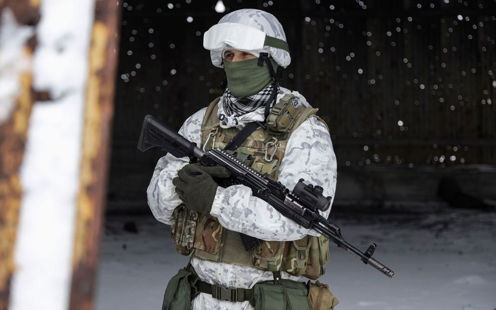 Een Oekraïense militair bij het dorp Avdiivka. beeld EPA, Stanislav Kozliuk