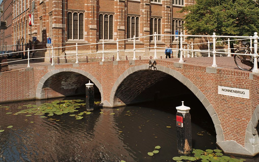 „De Leidse universiteit was de eerste in ons land waar Newtons denkbeelden openlijk gepropageerd werden.” Foto: het Academiegebouw van de Universiteit Leiden aan het Rapenburg. beeld Rijksdienst voor het Cultureel Erfgoed