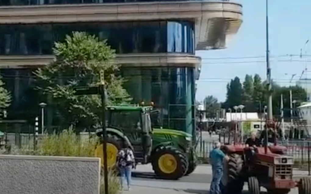 Boeren komen maandagmiddag aan bij de rechtbank. beeld RD