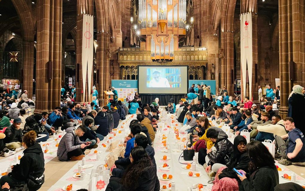 Iftarmaaltijd in kathedraal van Manchester. beeld Twitter Manchester Cathedral