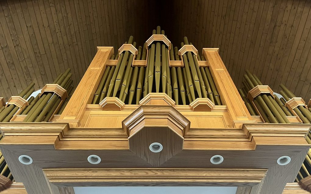 Orgelfront met pijpen, eronder een klankbord met spotjes.