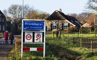 Bord met Bronkhorst. Op de achtergrond oude boerderijen. 