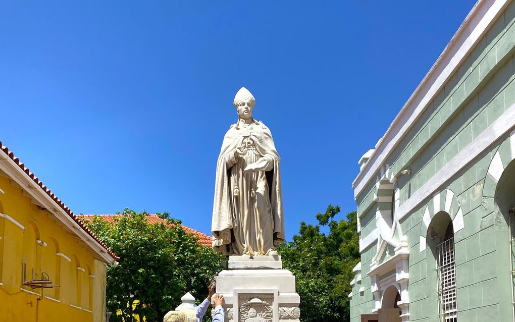 Het standbeeld van Martinus Joannes Niewindt (1796-1860) bij de Basilika Santa Ana aan de Breedestraat in Otrobanda wordt schoongemaakt in het kader van de herdenking. beeld Marius Bremmer