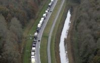 BIDDINGHUIZEN - Bij Biddinghuizen hebben 416 vrouwen zaterdag geprobeerd het wereldrecord langste vrachtwagenkonvooi met vrouwelijke chauffeurs te verbreken. Foto ANP