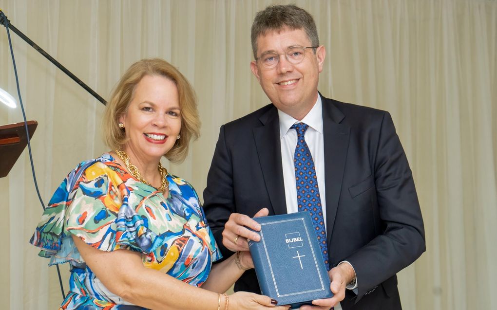 De minister-president van Aruba, Evelyn Wever-Croes (l.), kreeg vorig jaar maart uit handen van directeur Rieuwerd Buitenwerf van het Nederlands-Vlaams Bijbelgenootschap (NBG) een exemplaar van de Bijbel in het Papiamento. beeld NBG