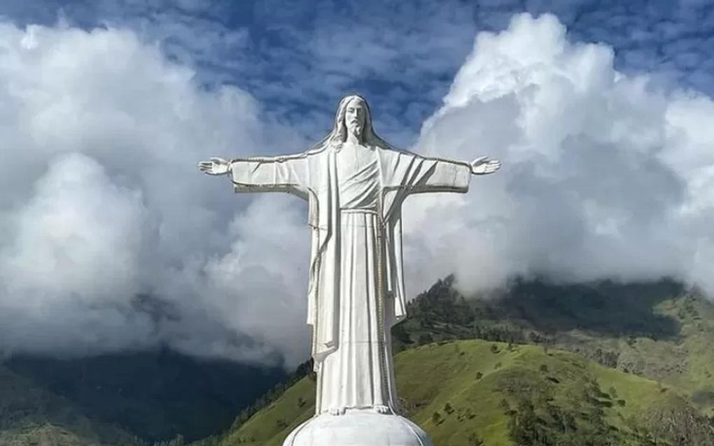 Het Jezusbeeld op een heuvel naast het Tobameer in Noord-Sumatra, Indonesië. beeld Wisata