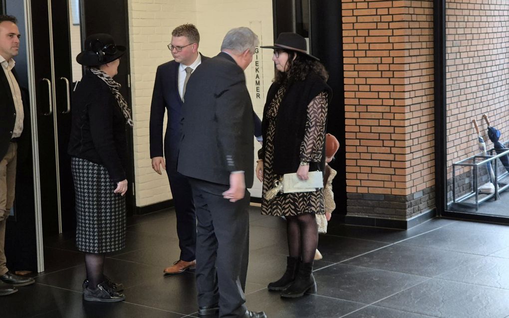 Mensen schudden evangelist L. (Martin) de Bruin en zijn vrouw (r.) de hand. beeld A. Vos