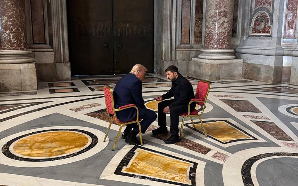 De Amerikaanse president Trump en zijn Oekraïense ambtgenoot Zelensky spraken elkaar in de Sint-Pietersbasiliek te Rome, in de marge van de uitvaartplechtigheid van paus Franciscus. beeld AFP, Telegram/Andrij Jermak