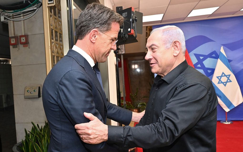 Premier Mark Rutte met zijn Israëlische ambtsgenoot Benjamin Netanyahu enkele weken na het uitbreken van de oorlog in Jeruzalem. Rutte ging het afgelopen halfjaar vier keer naar Israël.  beeld EPA/GPO, Kobi Gideon