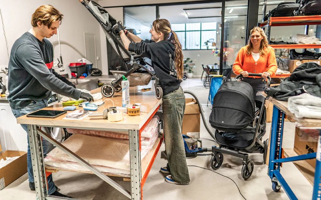 Medewerkers van Tiny Library maken de producten geschikt voor verhuur. Oprichter Julie Munneke draagt een oranje shirt. beeld Joris van Gennip