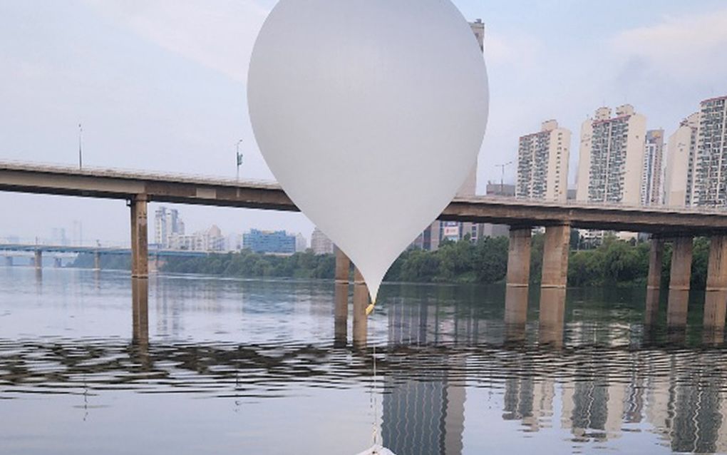 Een ballon met afval drijft op rivier de Han in de Zuid-Koreaanse hoofdstad Seoul. Vermoedelijk is de ballon het werk van Noord-Korea. beeld EPA