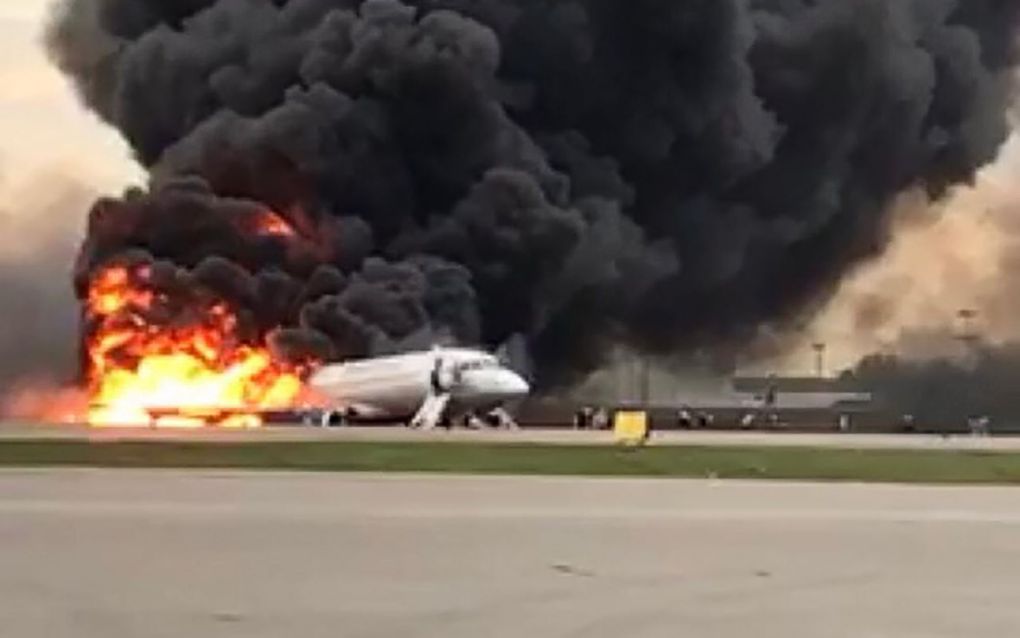 Het toestel, een Sukhoi Superjet-100 van de Russische luchtvaartmaatschappij Aeroflot, keerde een half uur na vertrek vanwege technische problemen terug naar Moskou om een noodlanding te maken. beeld AFP