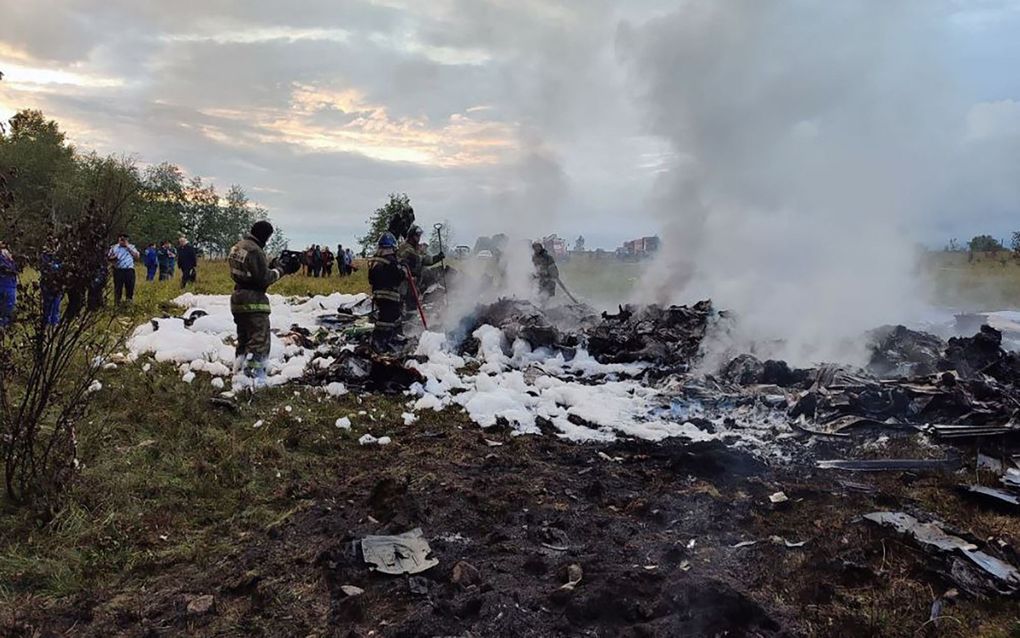 Reddingswerkers aan het werk op de plaats van een vliegtuigcrash in de buurt van het dorp Kuzhenkino, in de regio Tver regio. beeld AFP, RUSSIAN INVESTIGATIVE COMMITEE