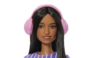 Meisje speelt met een barbie.