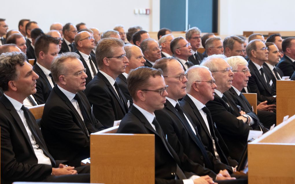 Zingende mannen in zwarte pakken.