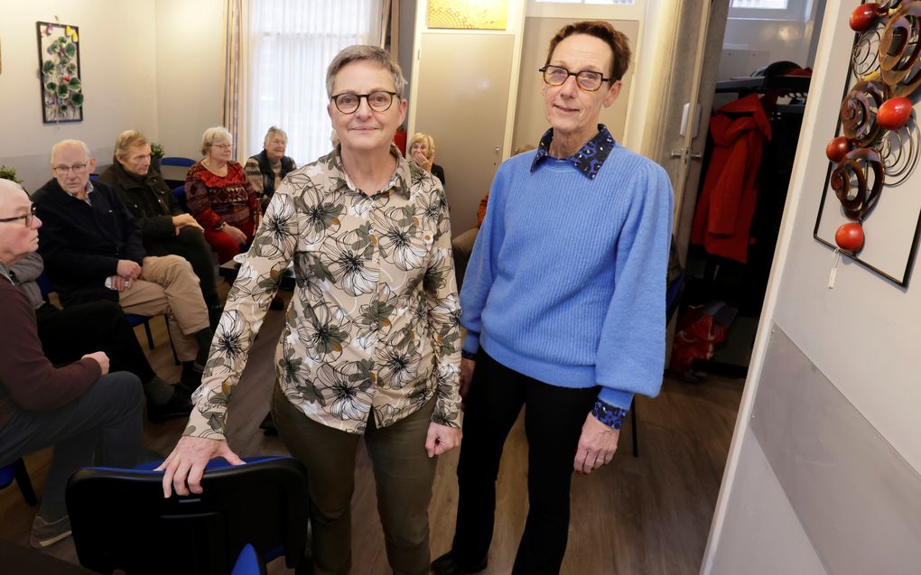 Onder het motto ”Huis van God en mensen” wil de protestantse gemeente Purmerend omzien naar de buurt. Staand Elly van de Waerdt (l.) en Marian van Ettekoven.
beeld Martin Mooij 