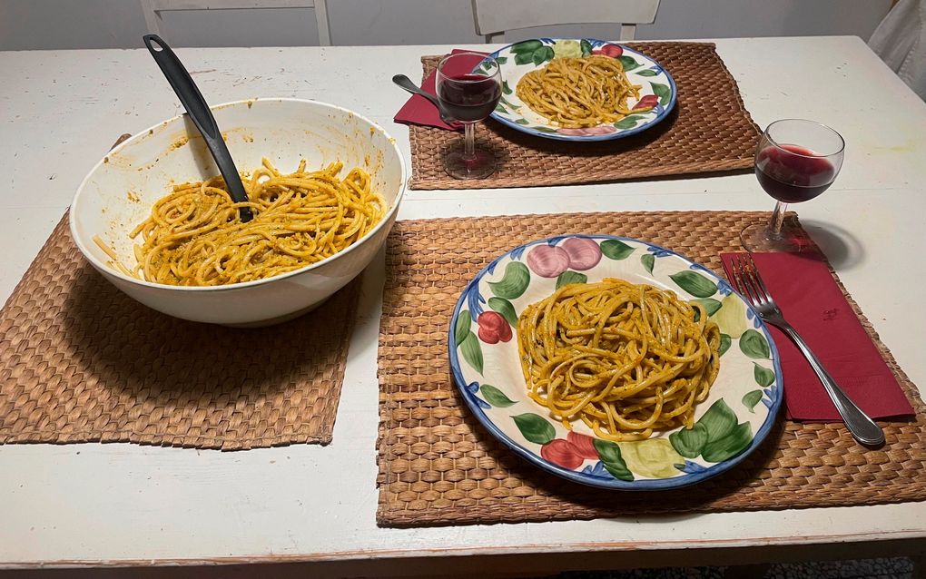 Iedereen kent de groene pesto van fijngehakte basilicum, olie, knoflook, Parmezaanse kaas en pijnboompitten, die het handelsmerk is van Genua. beeld Aart Heering