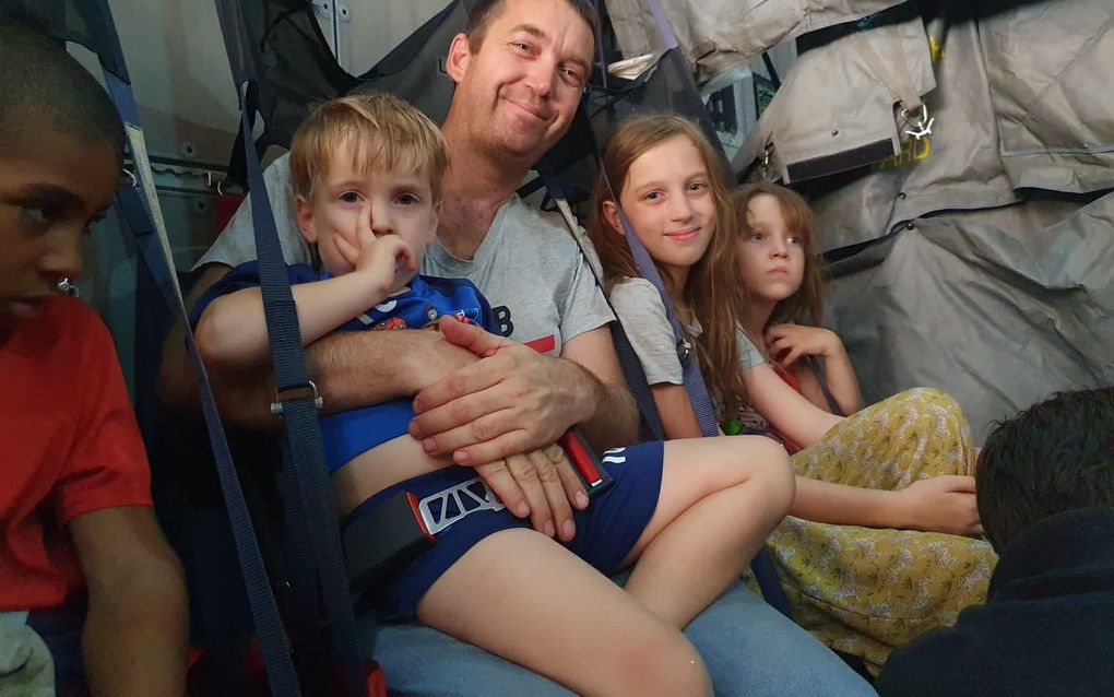 Blik aan boord van een Franse evacuatievlucht met een A400M-transporttoestel. Care-hulpverlener Arthur Molenaar vlucht met zijn vrouw en drie kinderen uit het oorlogsgebied in Sudan. beeld Molenaar