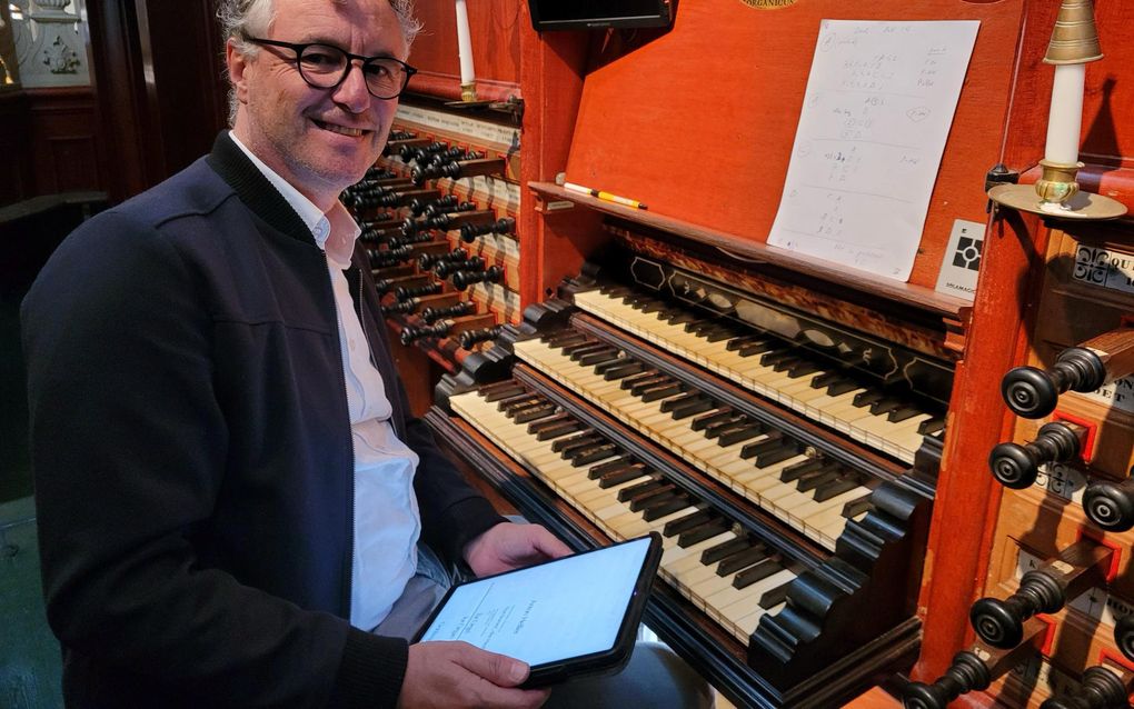 Bram Brandemann achter de klavieren van het orgel in de Grote of St. Bavokerk in Haarlem. beeld Bram Brandemann