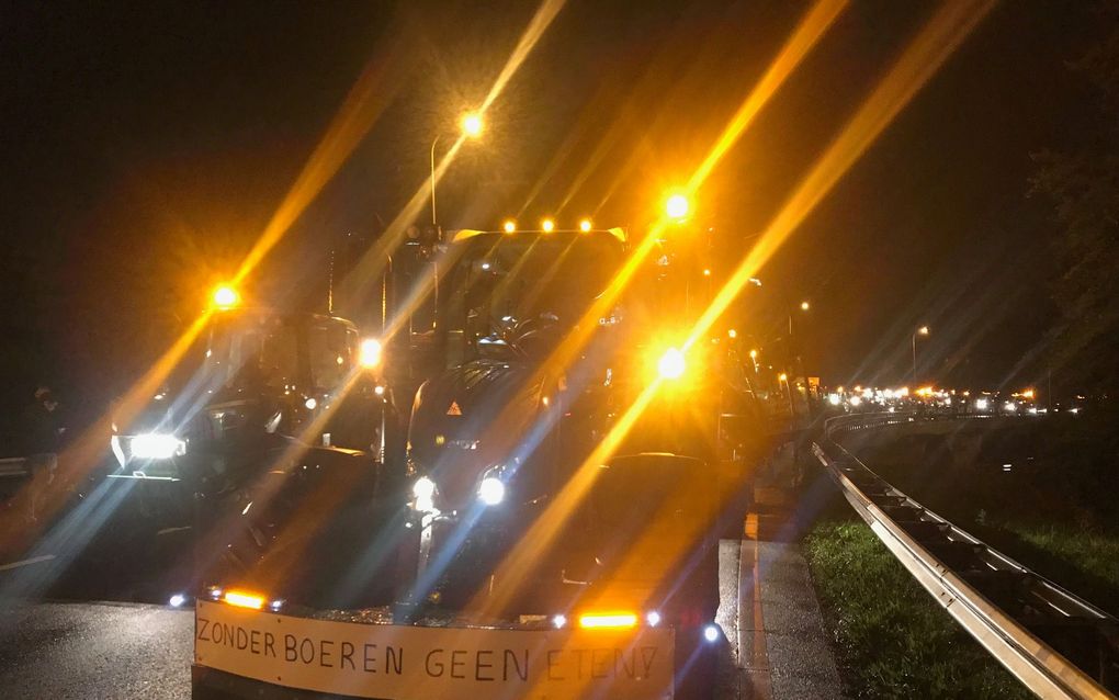 Boeren met tractoren onderweg naar Den Haag, bij Utrecht. beeld RD