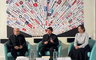 Twee mannen in een zwart pak met priesterboord en rechts één vrouw in zwarte rok en grijze blouse.